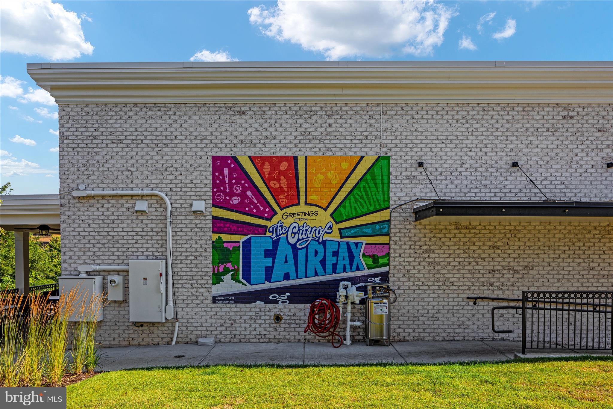 COUNTRY CLUB VIEW - Residential