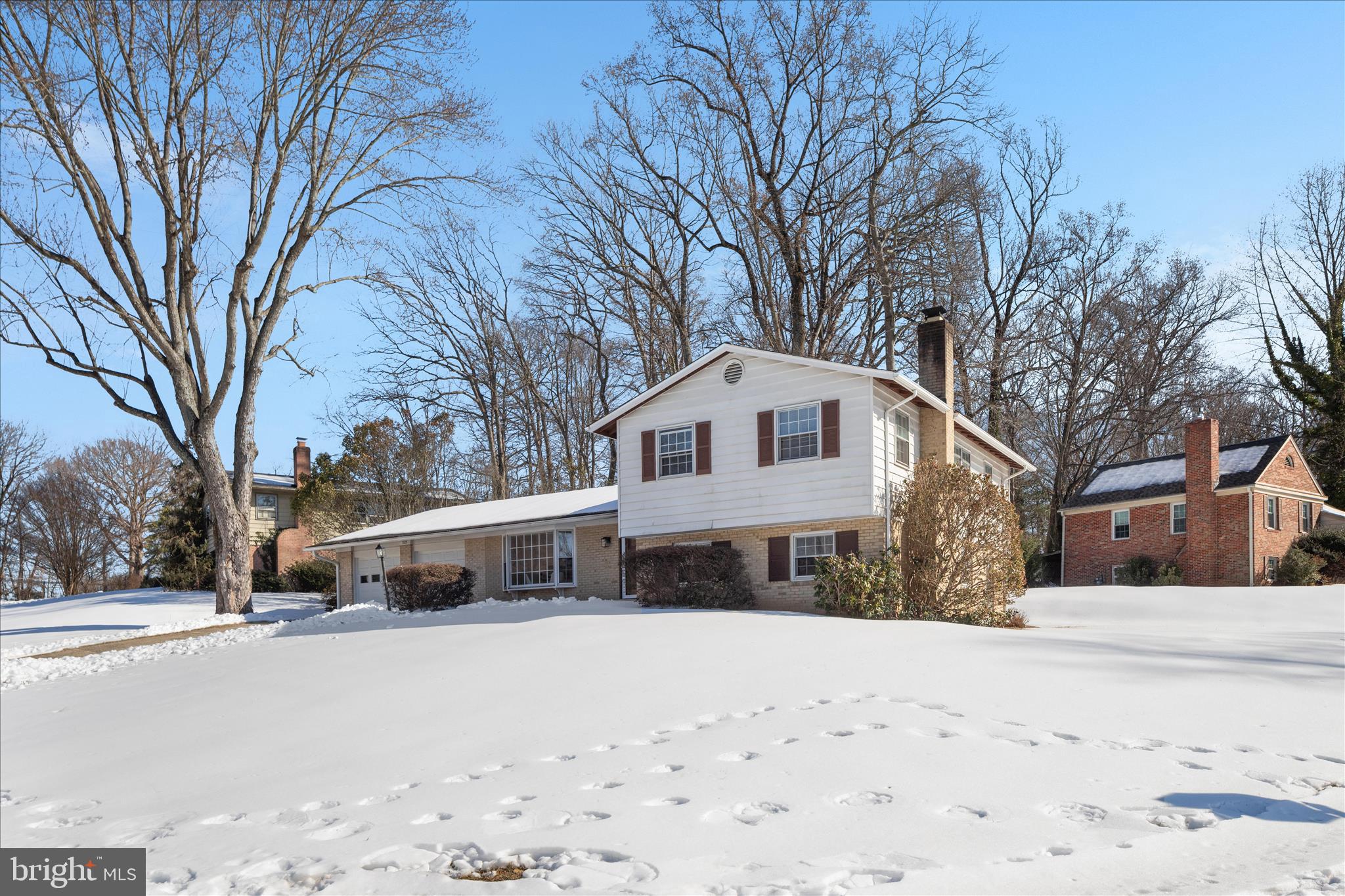 COUNTRY CLUB VIEW - Residential