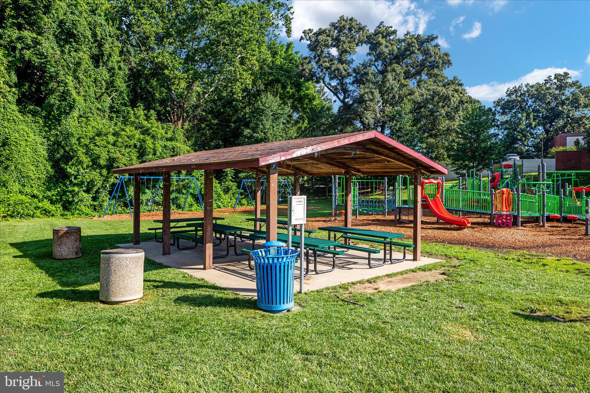 COUNTRY CLUB VIEW - Residential