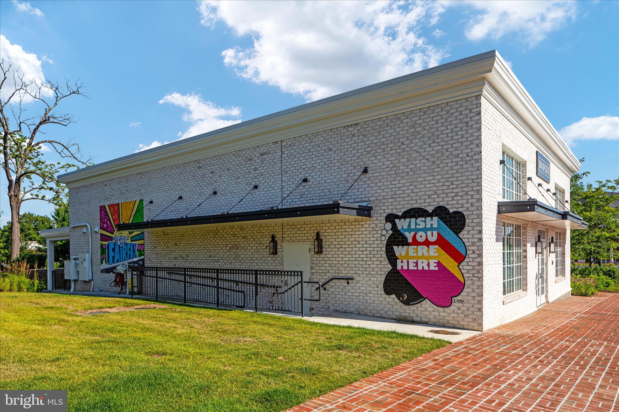 COUNTRY CLUB VIEW - Residential