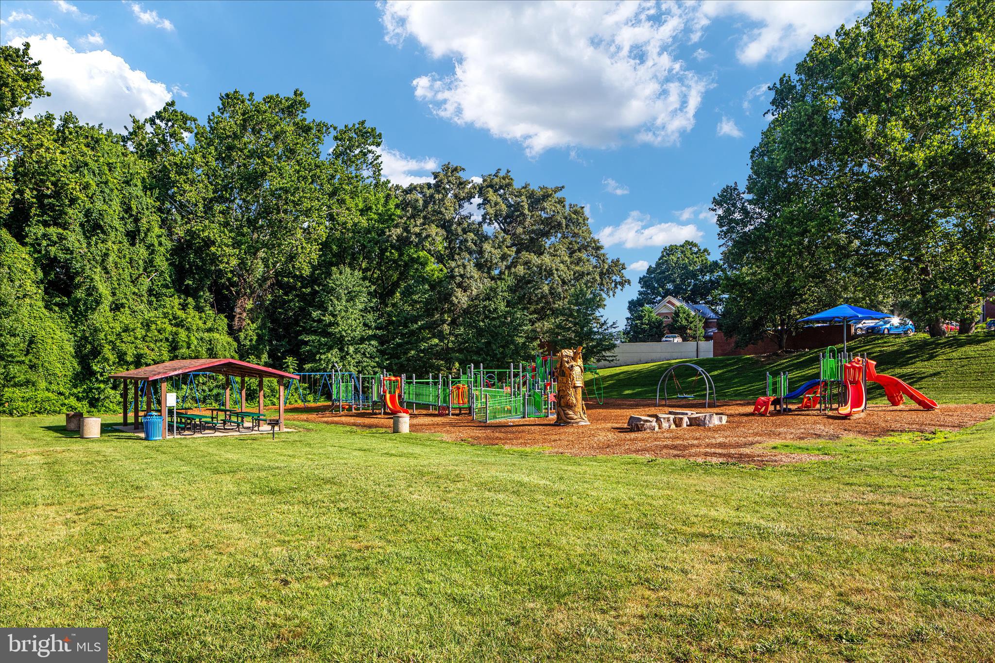 COUNTRY CLUB VIEW - Residential