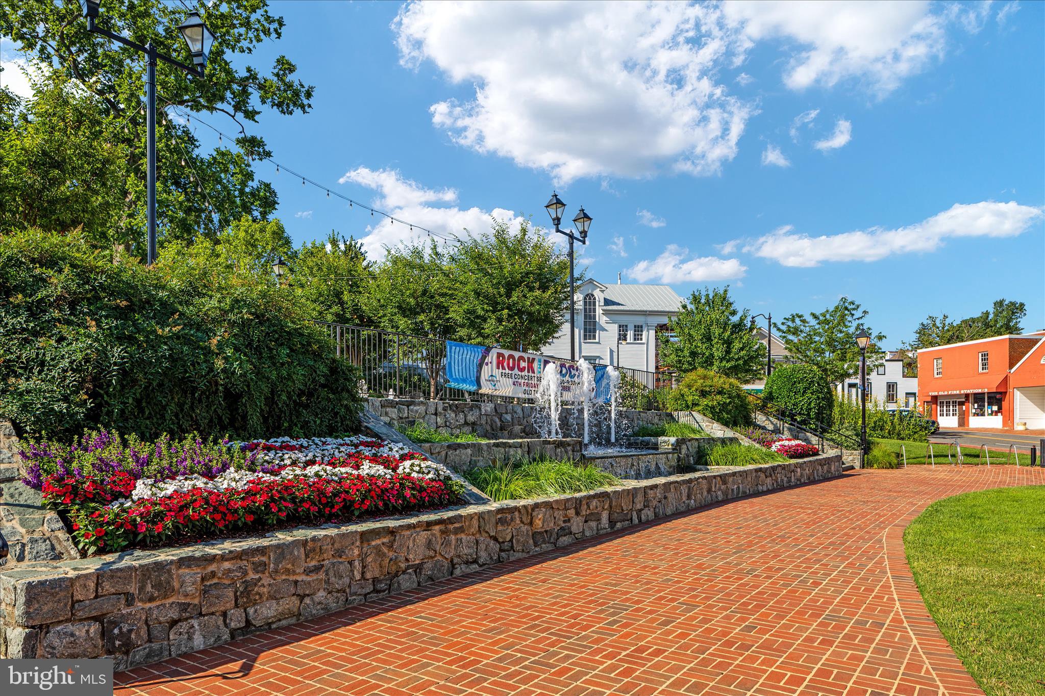 COUNTRY CLUB VIEW - Residential
