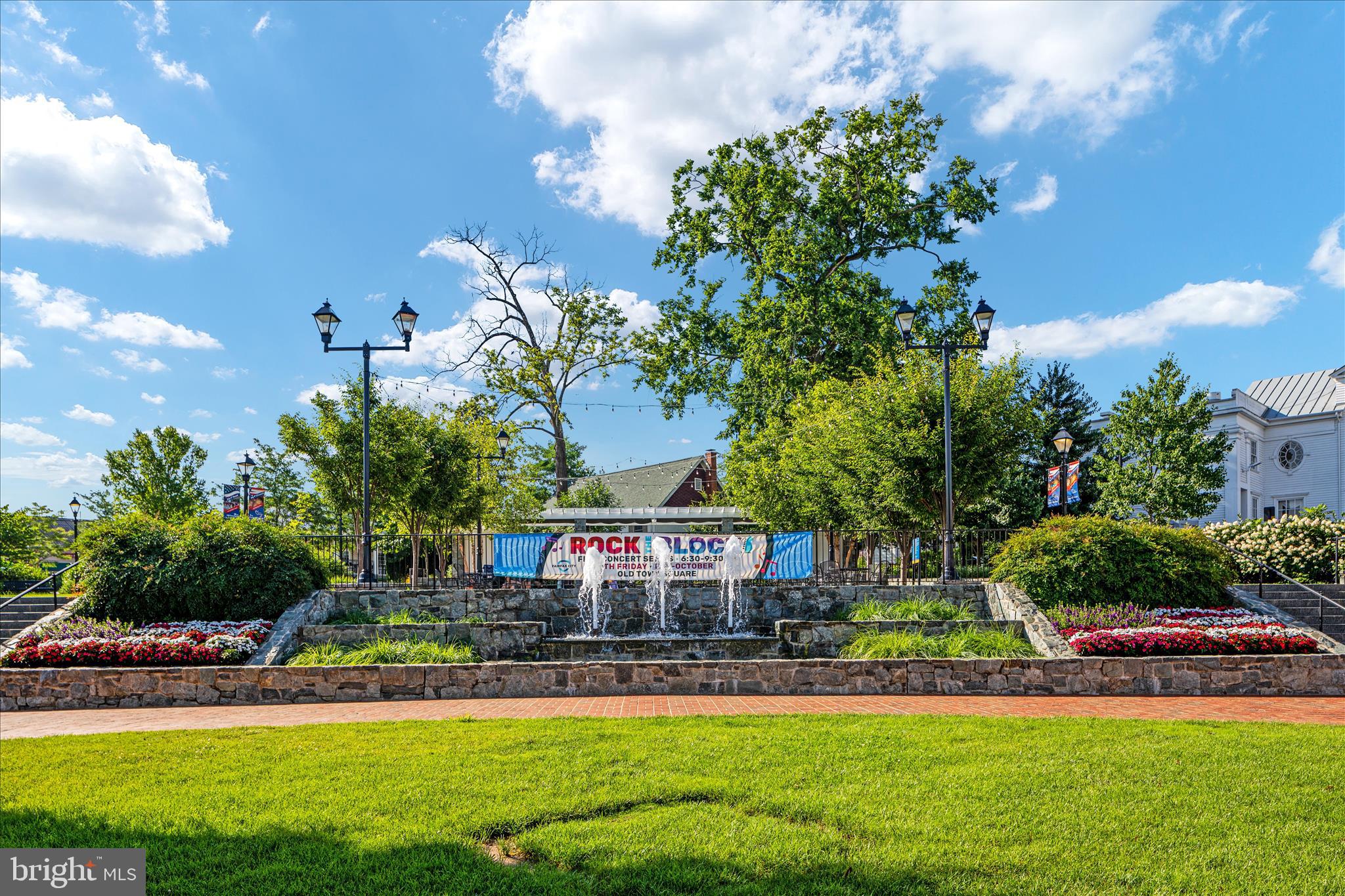 COUNTRY CLUB VIEW - Residential
