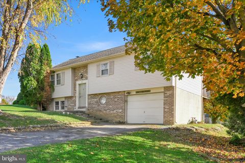 Photo of 8 Rosewood Drive, LANCASTER, PA 17603 (MLS # PALA2079626)