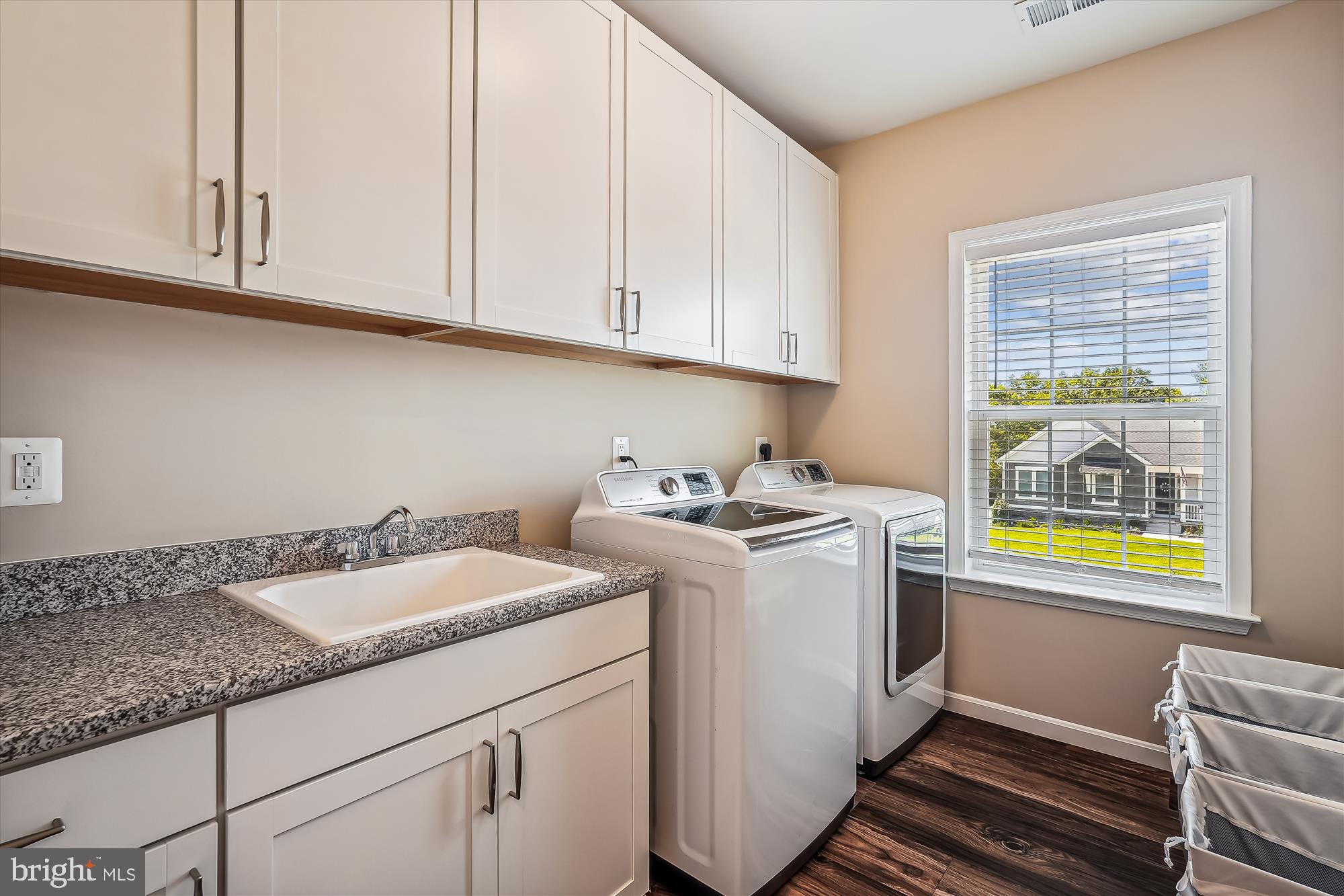 ABRAMS POINTE - Residential