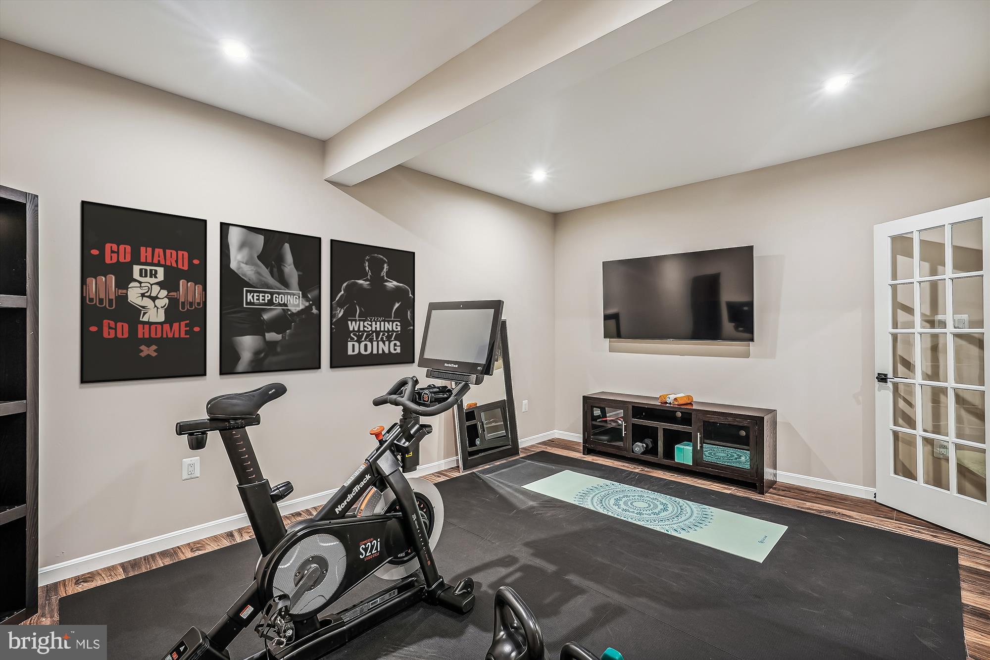 ABRAMS POINTE - Residential