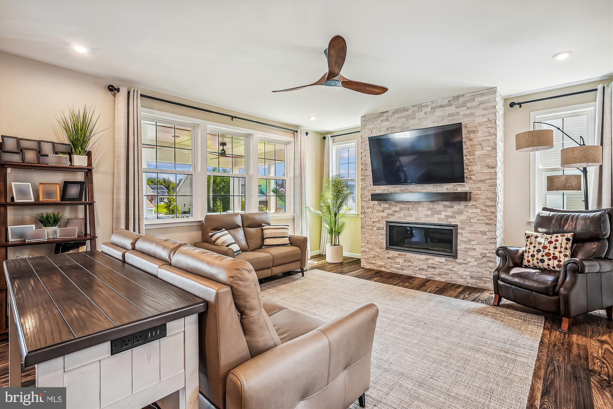 ABRAMS POINTE - Residential