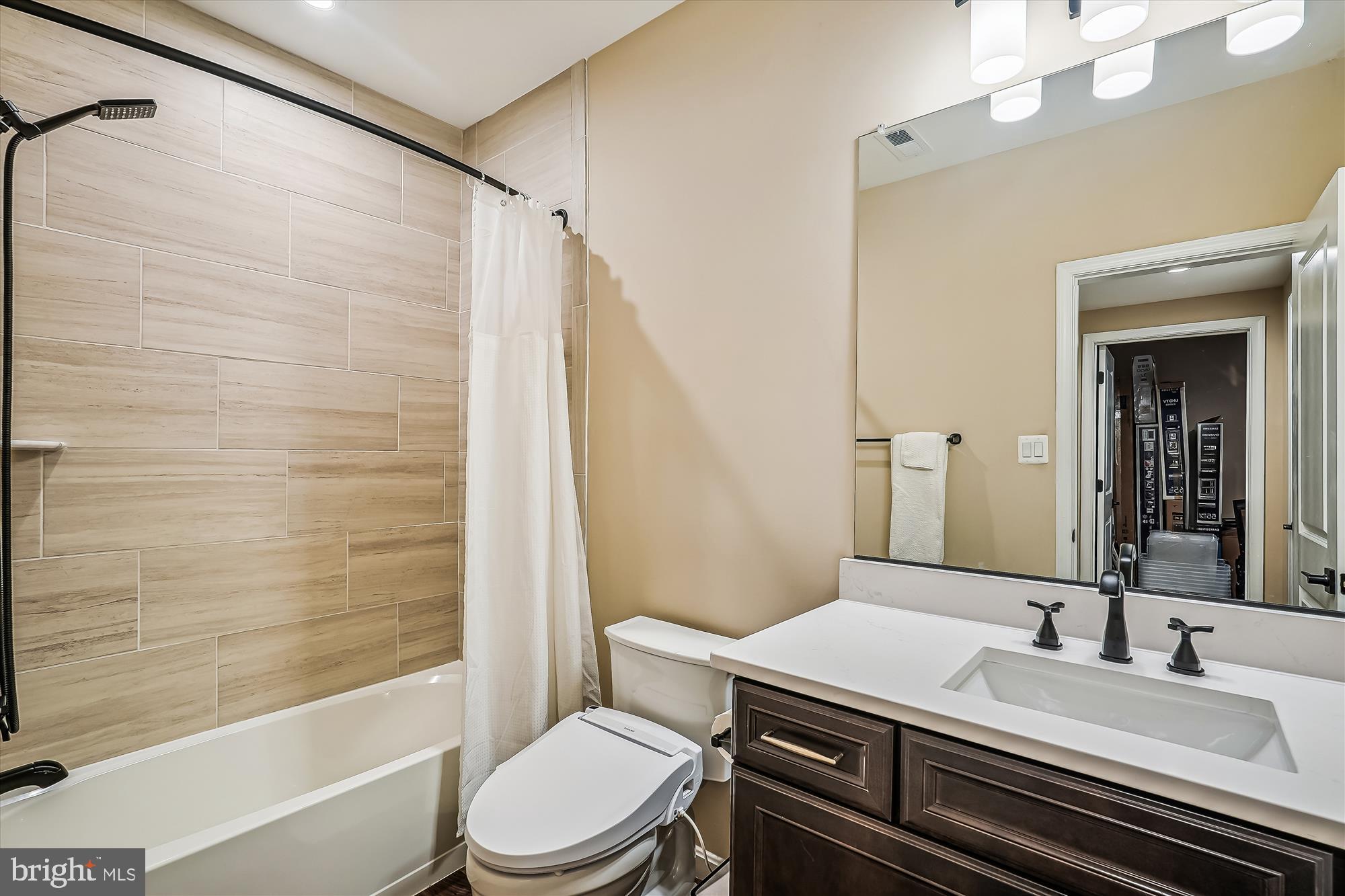 ABRAMS POINTE - Residential