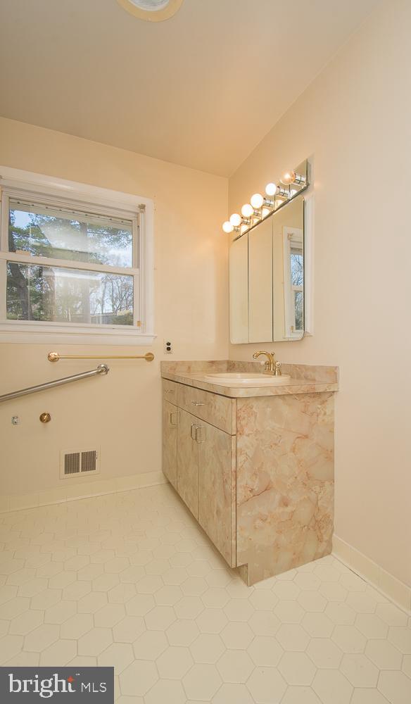 NORTH POTOMAC VISTA - Residential Lease