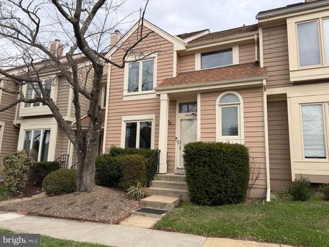 Photo of 1044 Trevino Lane, HERNDON, VA 20170 (MLS # VAFX2295940)