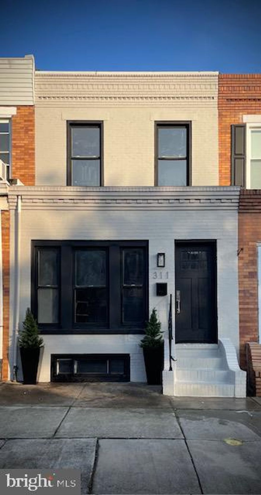 Take a look at this gorgeous Bayview Gem! This newly renovated 3 level beauty boasts over 2000 sqft of lovely details and finishes. Recessed lights, original hardwood floors, a contemporary lighting package, a newly updated kitchen with stainless steel appliances and quartz counter tops are just the beginning of this luxurious city home....not to mention a fully new and renovated basement with additional 4th bedroom/ office and brand new washer and dryer! There is also a large renovated deck and 2 private parking spaces in the back of the property. This home has a walk score of 87 allowing easy accessibility to a myriad of shops,amenities,and transportation. Come see your new home!