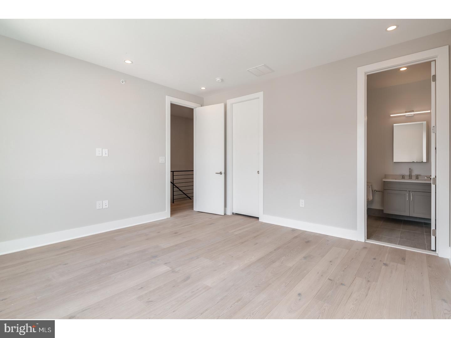 LOGAN SQUARE - Residential