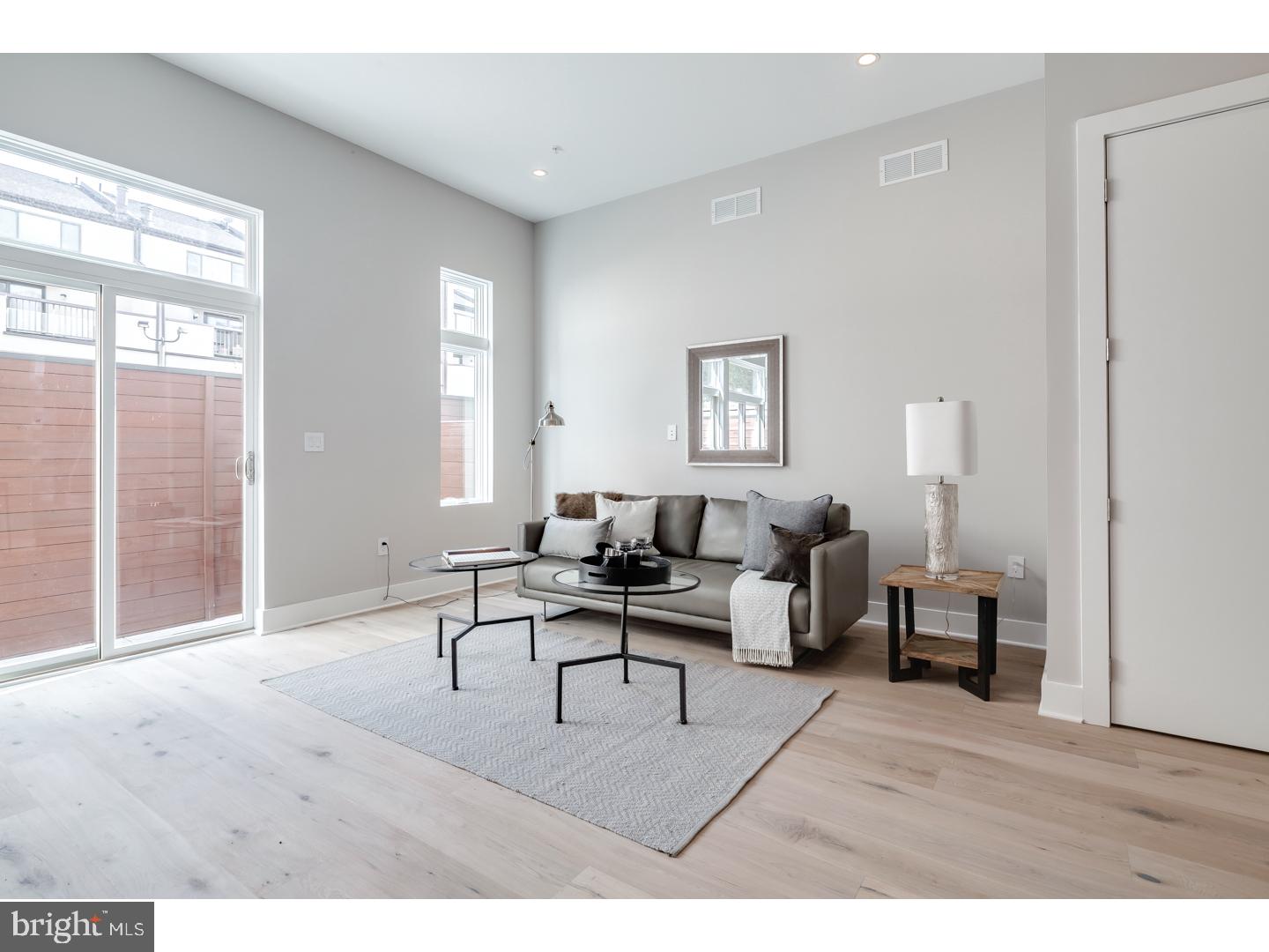 LOGAN SQUARE - Residential