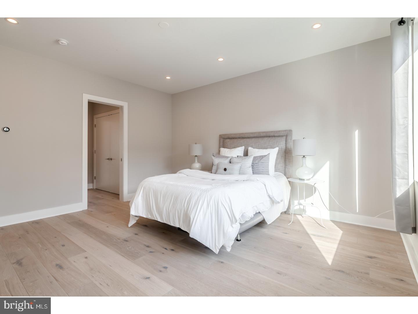 LOGAN SQUARE - Residential