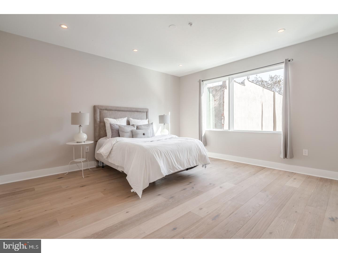 LOGAN SQUARE - Residential