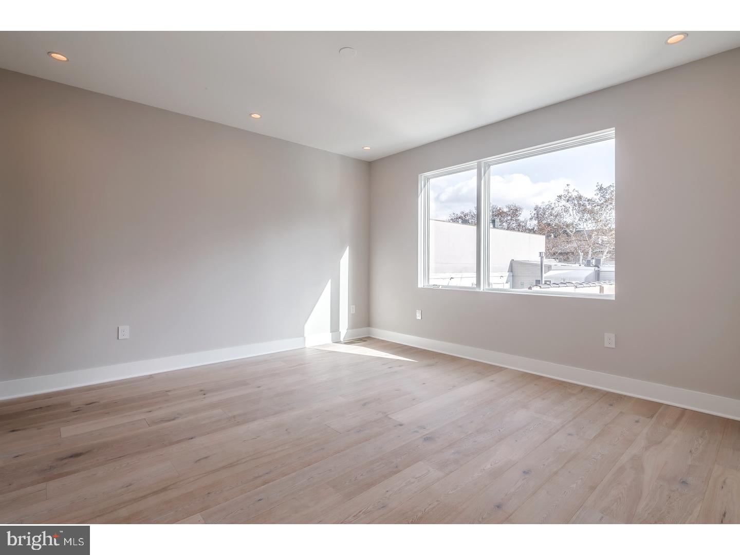 LOGAN SQUARE - Residential