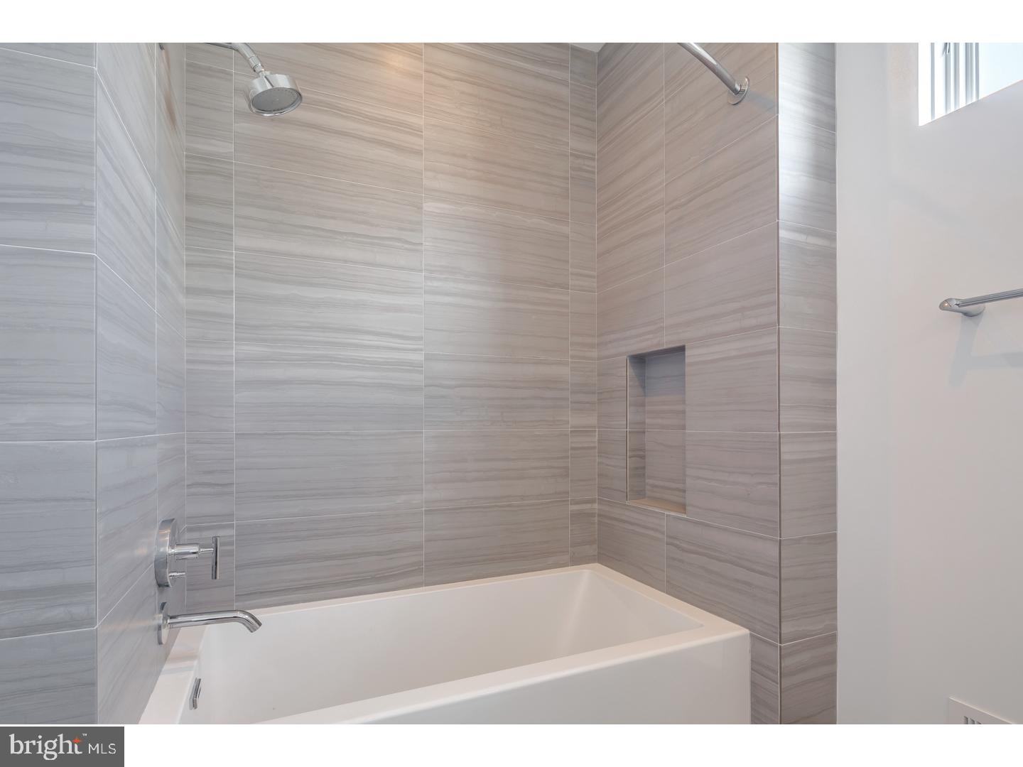 LOGAN SQUARE - Residential