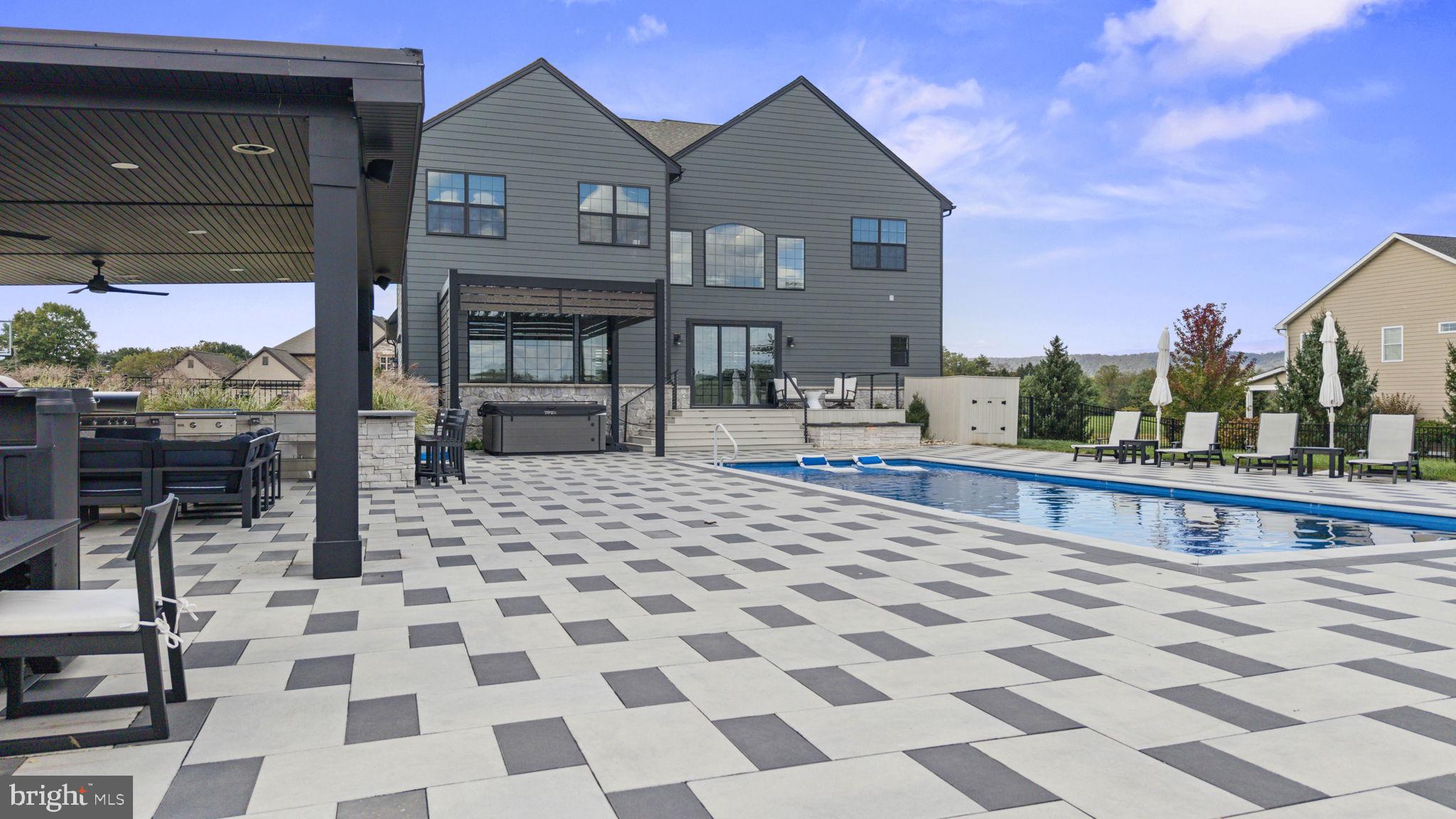 FREEDOM COURT - Residential