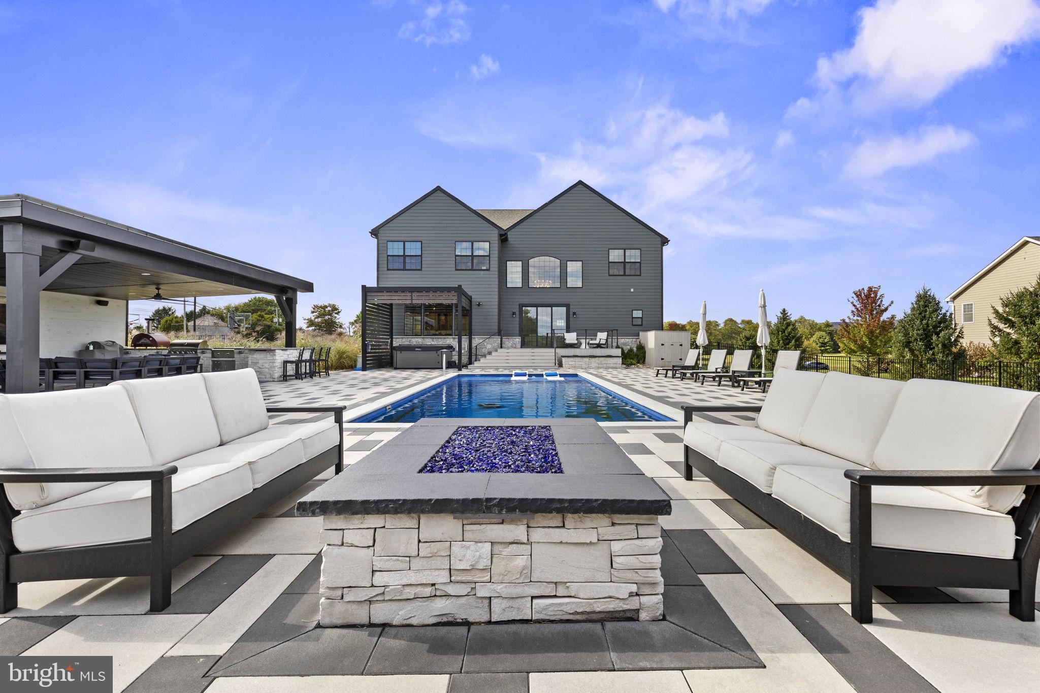 FREEDOM COURT - Residential