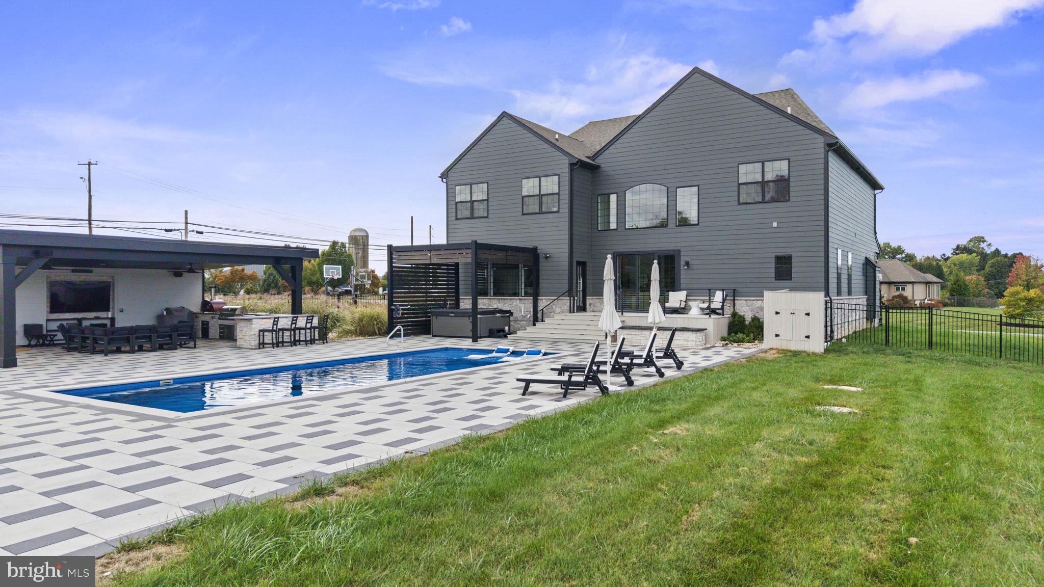 FREEDOM COURT - Residential