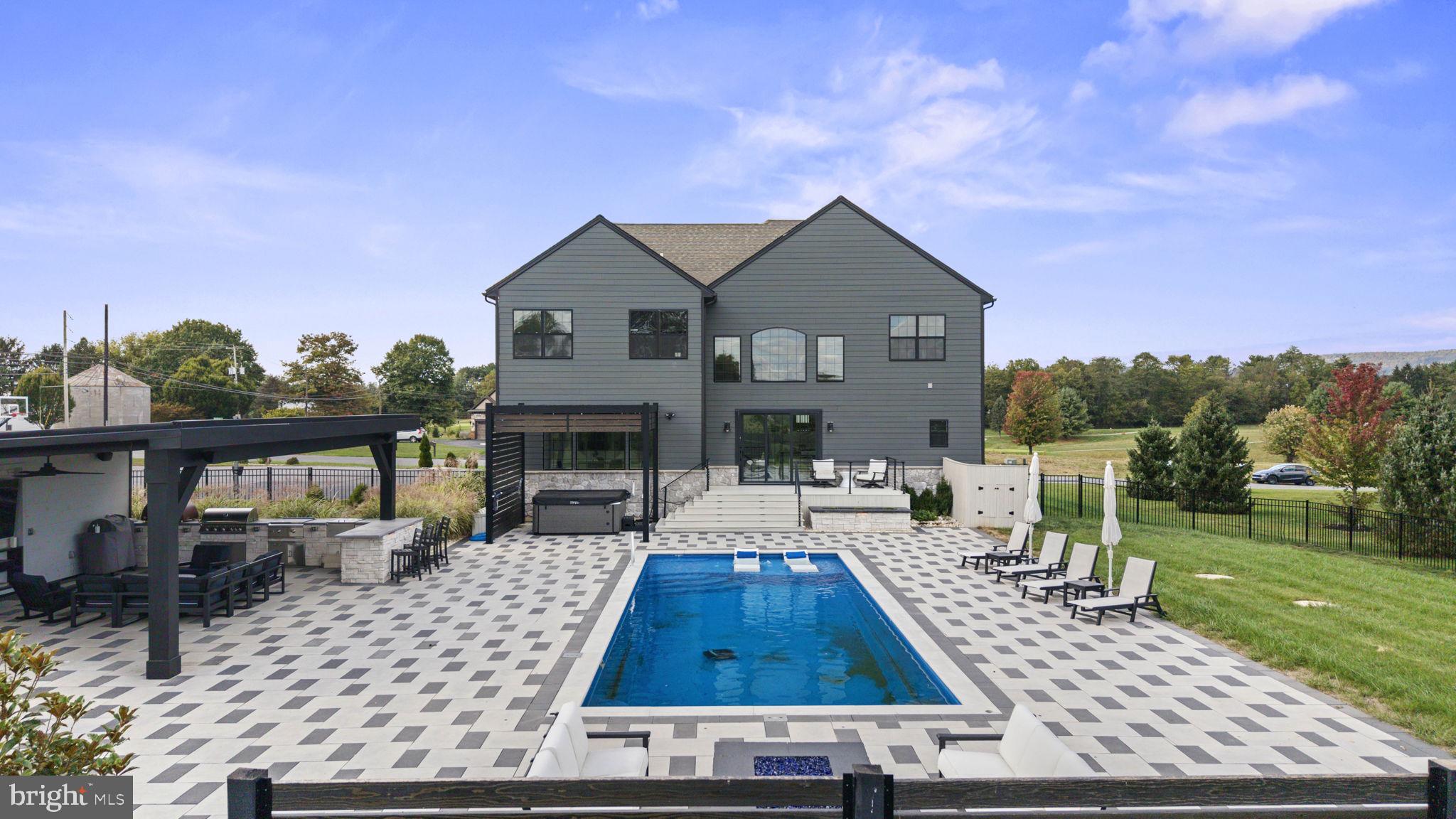 FREEDOM COURT - Residential