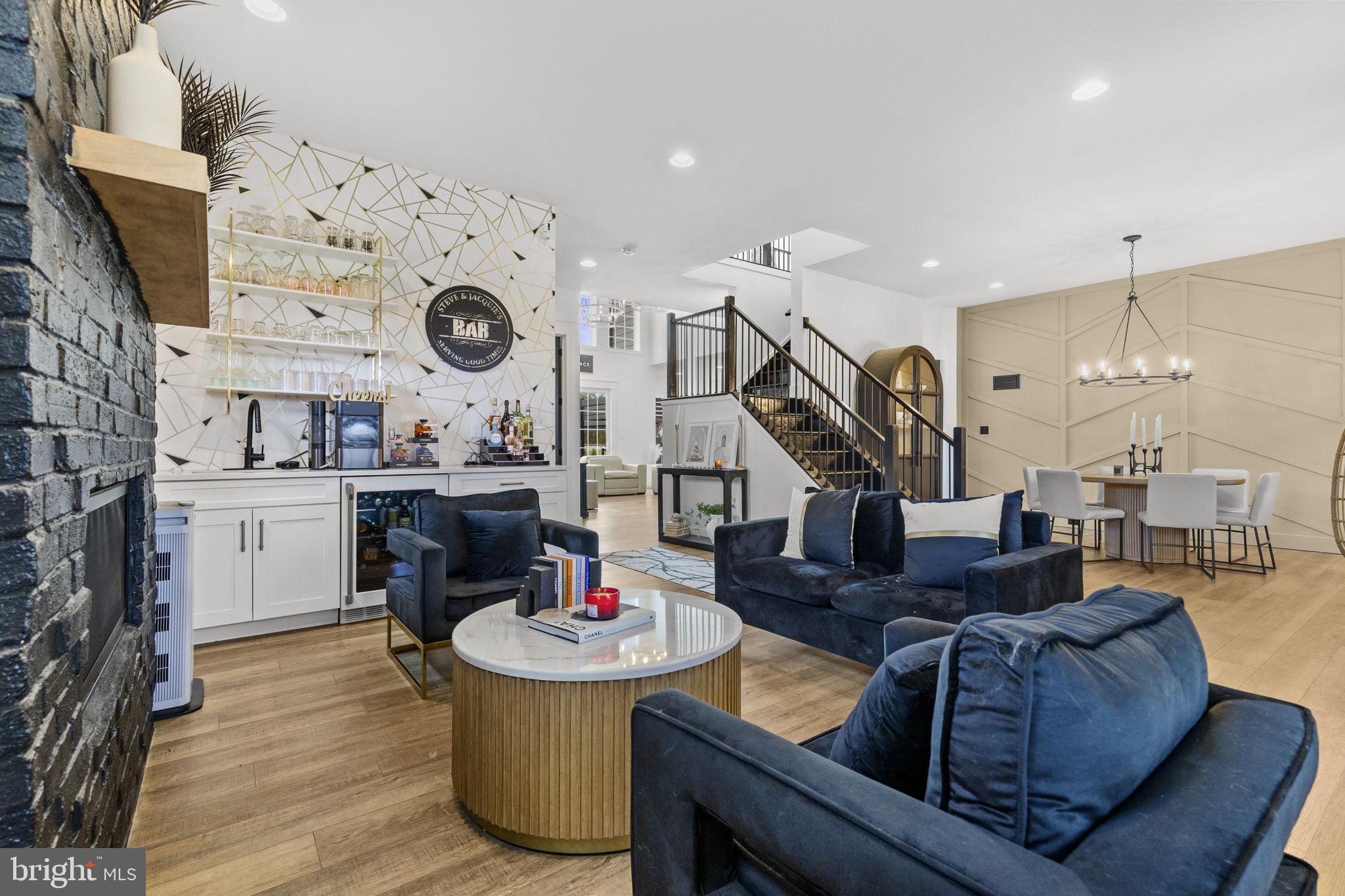 FREEDOM COURT - Residential