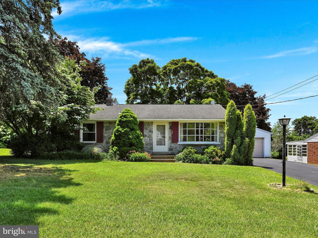 Photo of 150 S Eastland Drive, Lancaster, PA 17602 (MLS # PALA2052378)