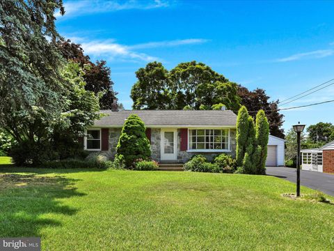 Photo of 150 S Eastland Drive, Lancaster, PA 17602 (MLS # PALA2052378)