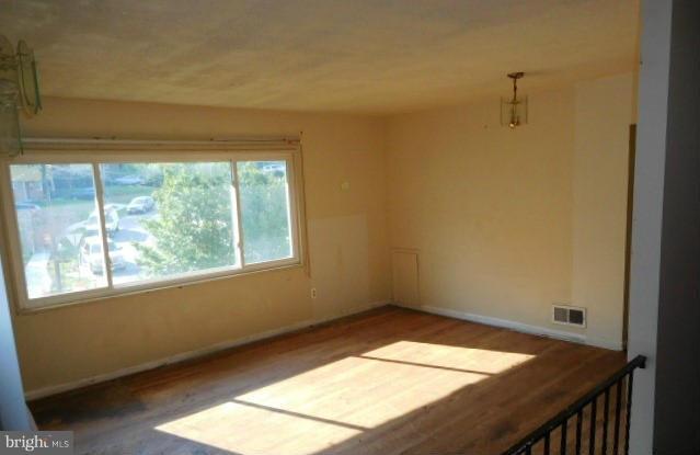 LANDOVER KNOLLS - Residential