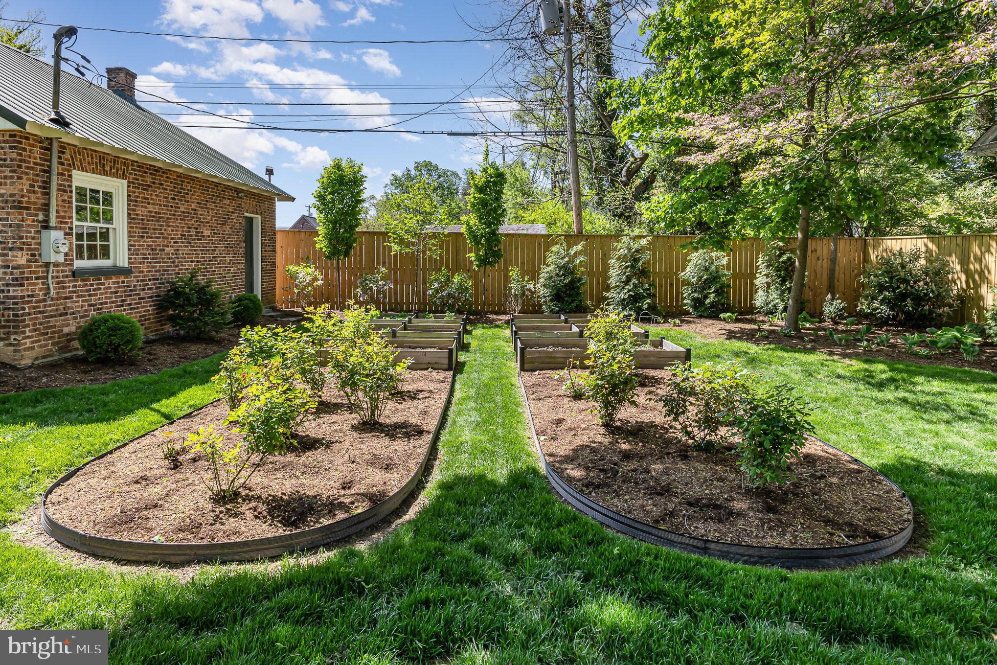 SCHOOL LANE HILLS - Residential