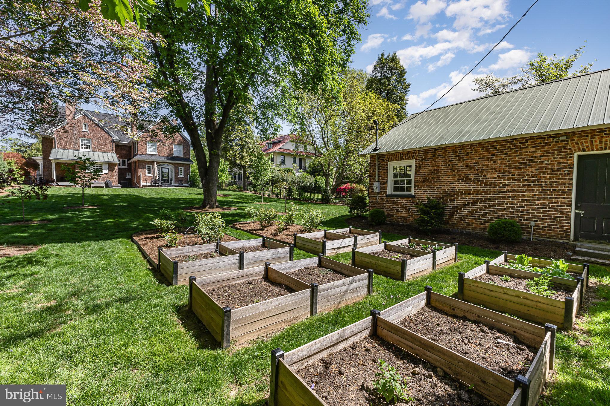 SCHOOL LANE HILLS - Residential