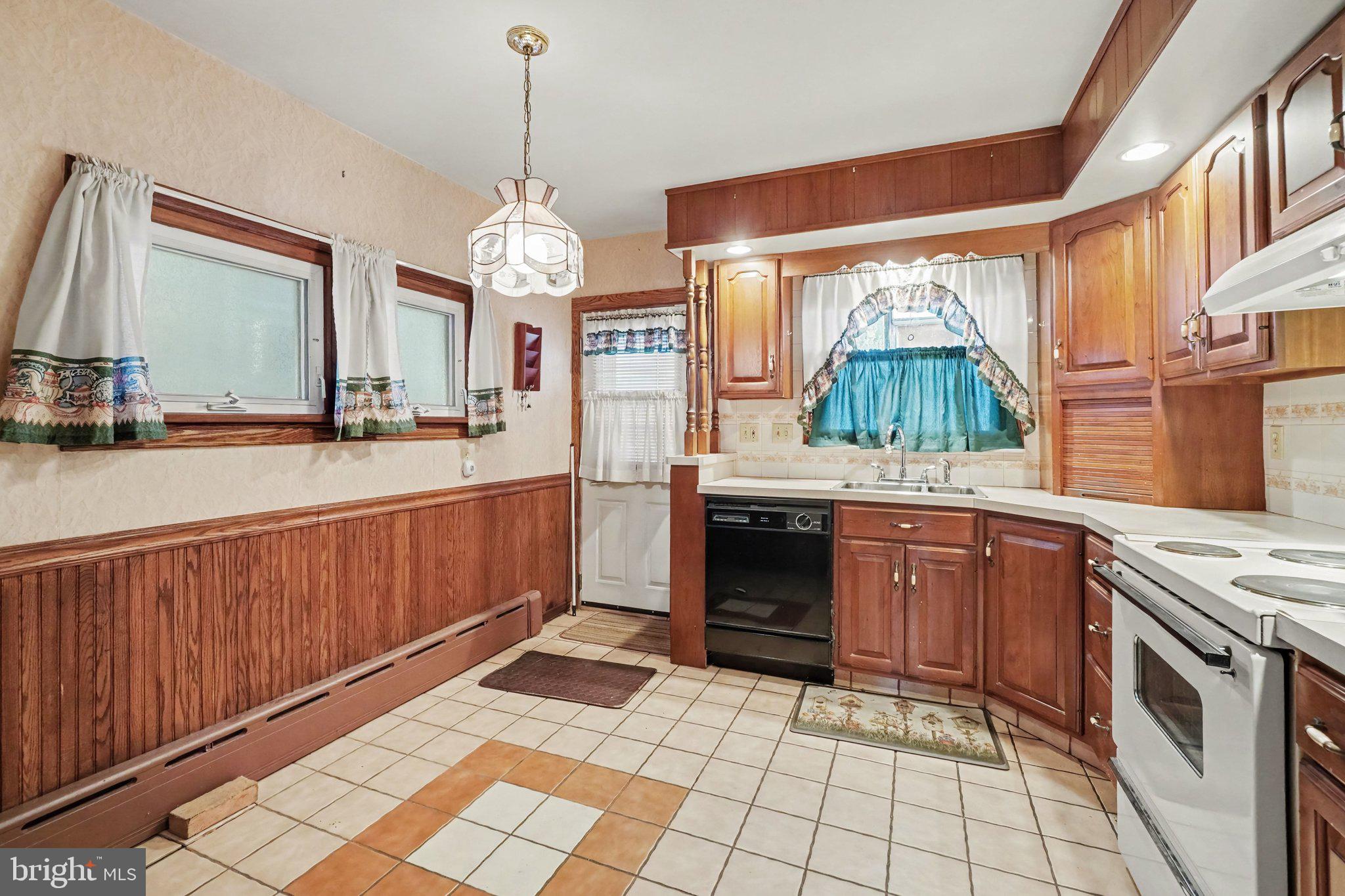 123 N JARDIN STREET