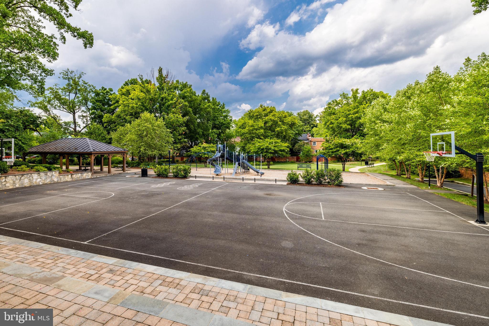 KINGS MANOR - Residential