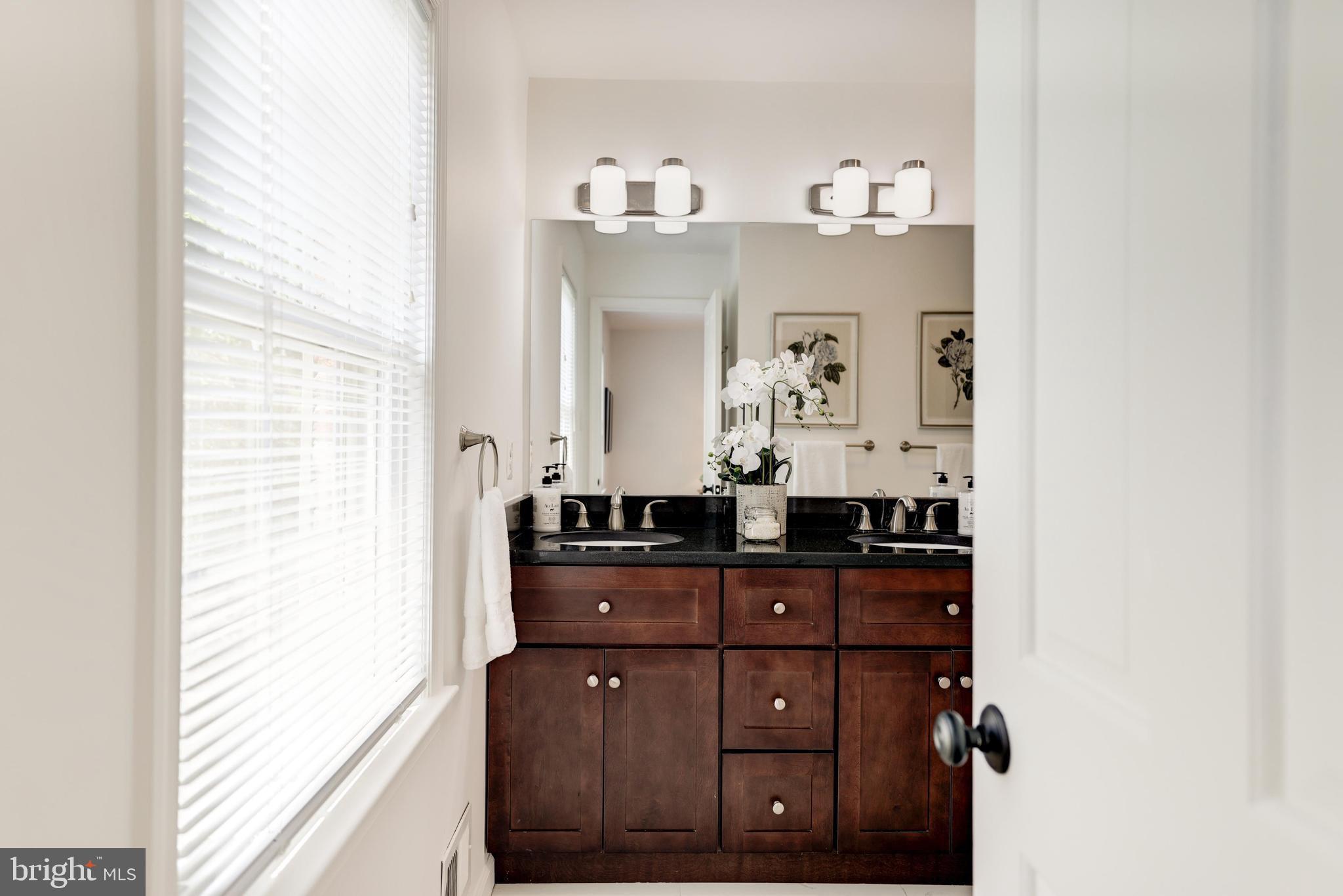 KINGS MANOR - Residential