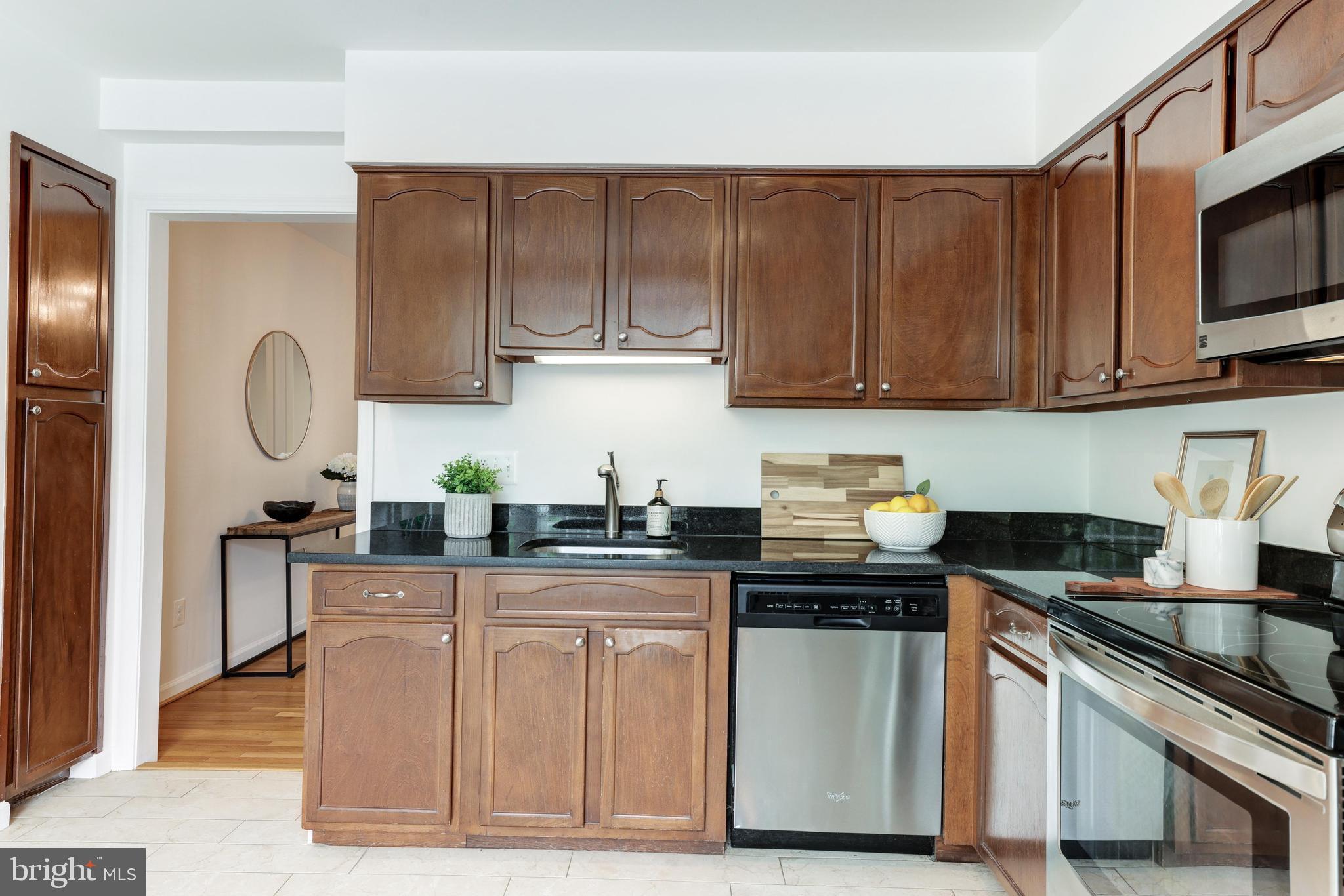 KINGS MANOR - Residential