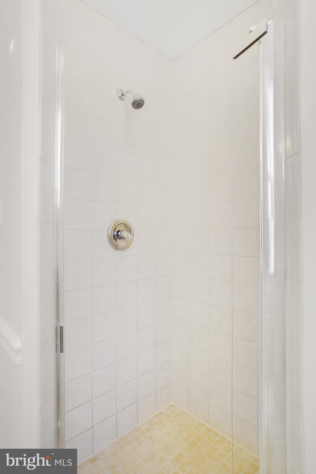 PENTAGON INDUSTRIAL CTR - Residential Lease