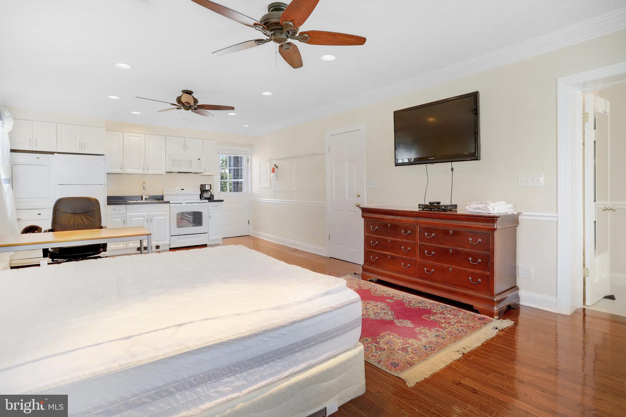 PENTAGON INDUSTRIAL CTR - Residential Lease