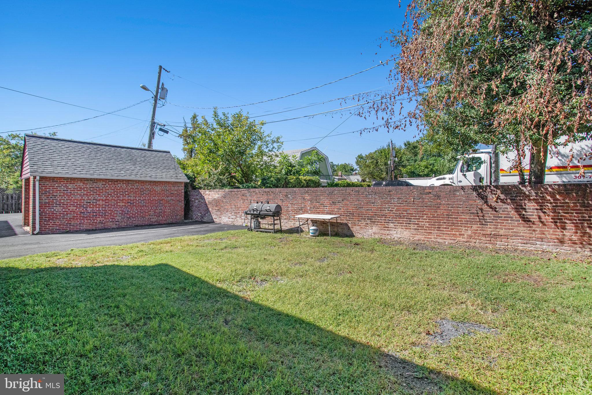 PENTAGON INDUSTRIAL CTR - Residential Lease