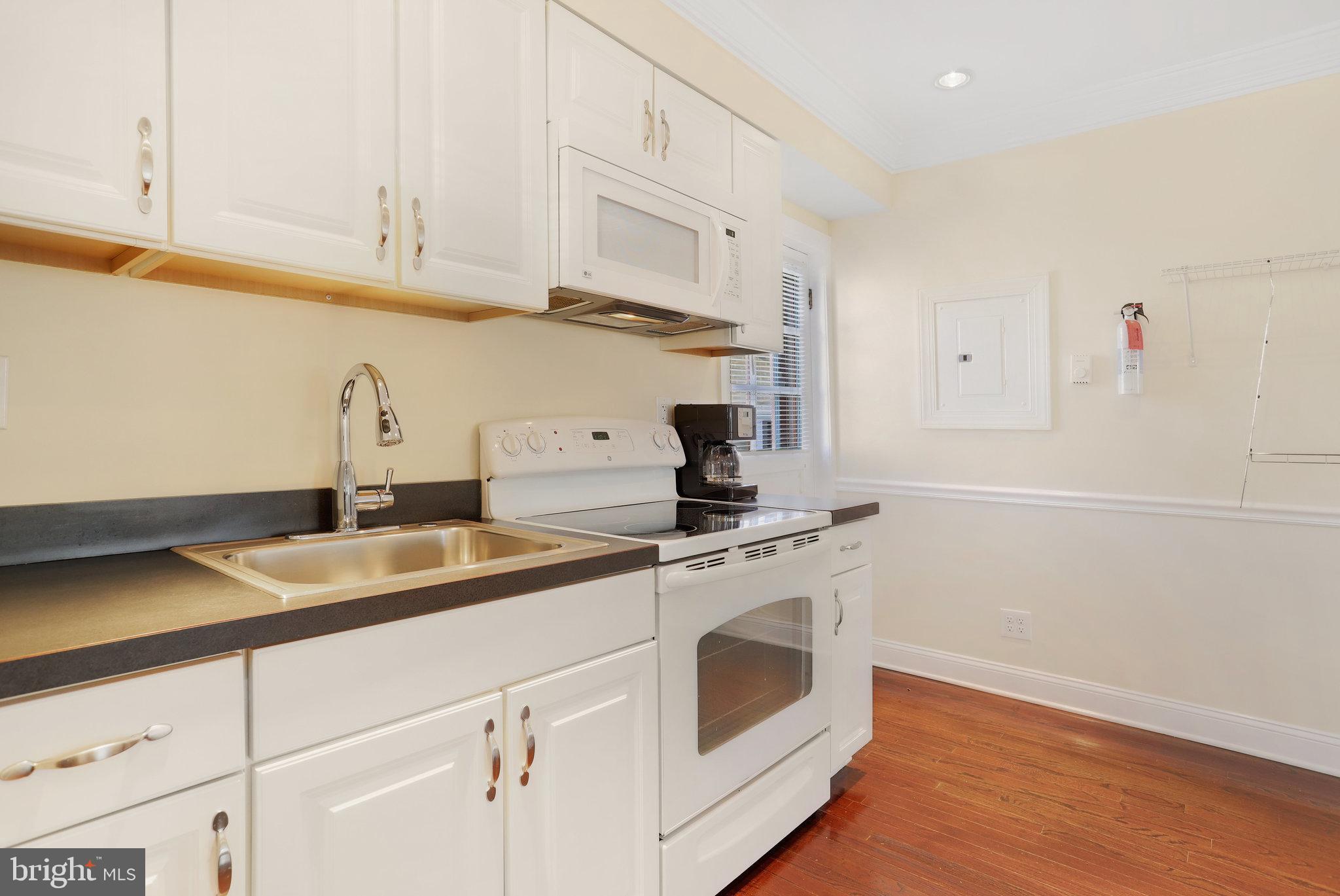 PENTAGON INDUSTRIAL CTR - Residential Lease