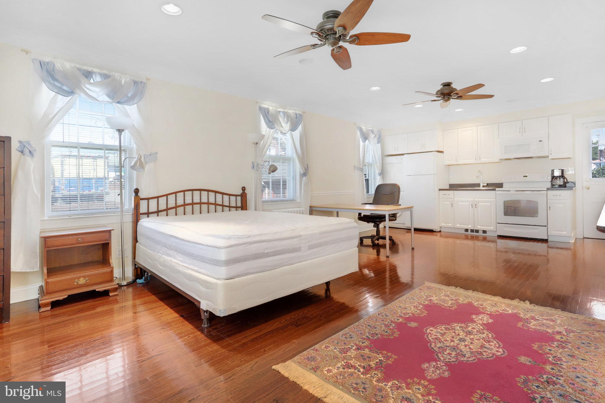 PENTAGON INDUSTRIAL CTR - Residential Lease