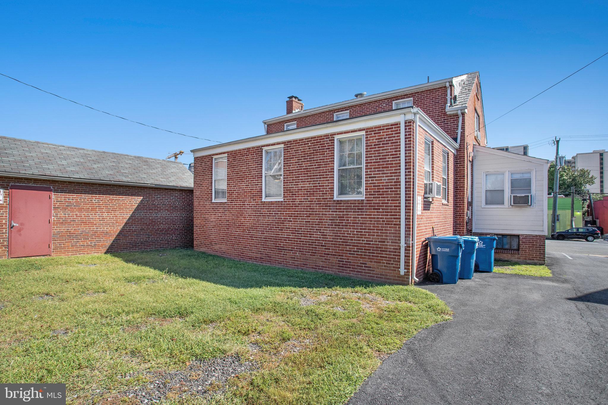 PENTAGON INDUSTRIAL CTR - Residential Lease