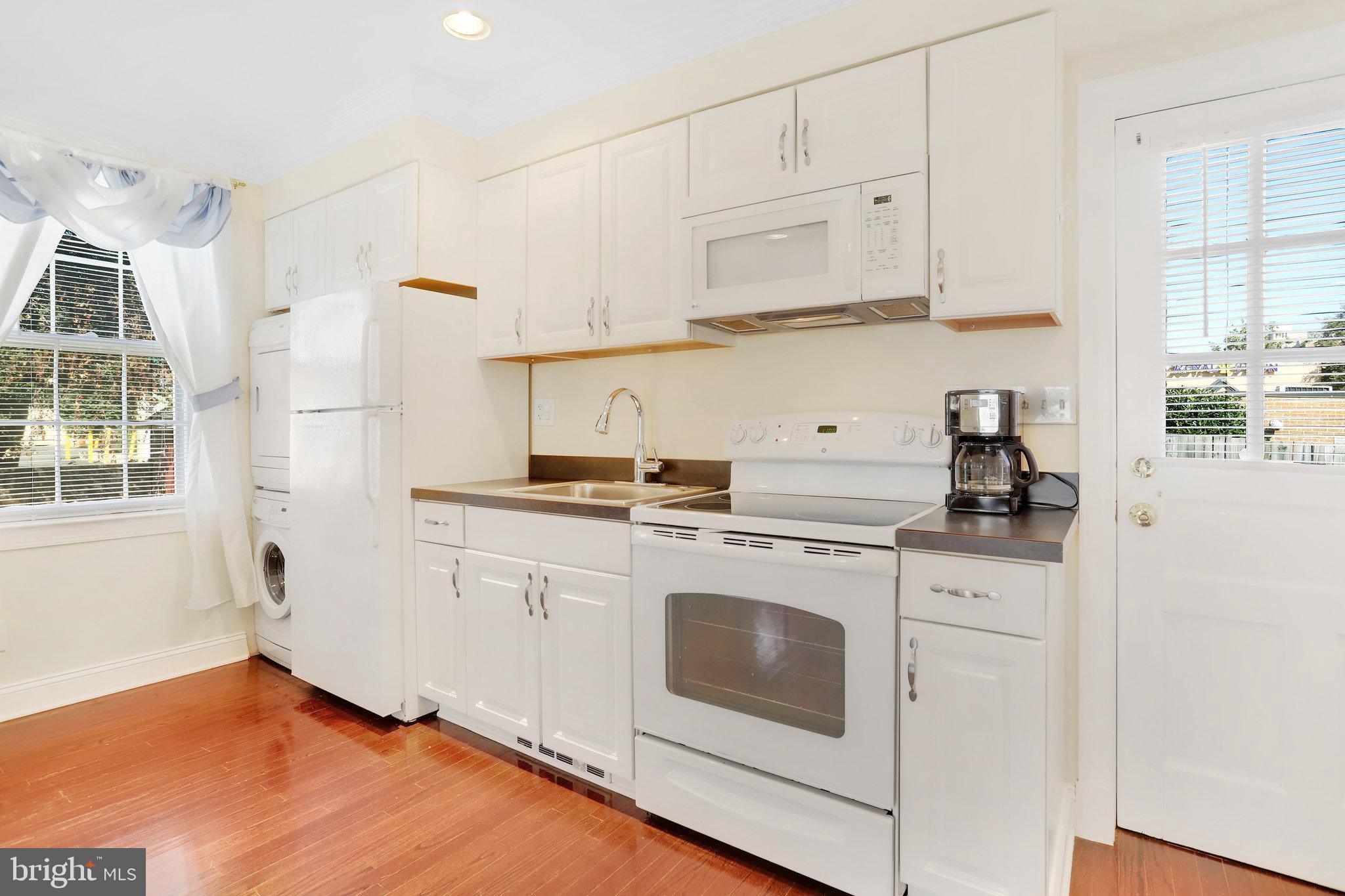 PENTAGON INDUSTRIAL CTR - Residential Lease