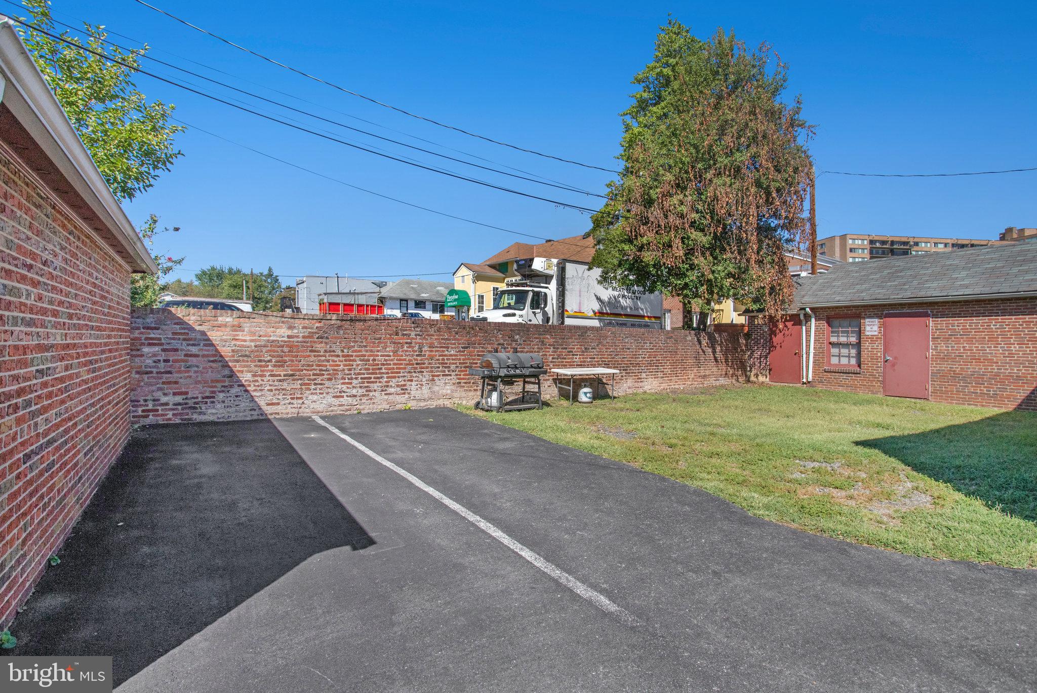 PENTAGON INDUSTRIAL CTR - Residential Lease