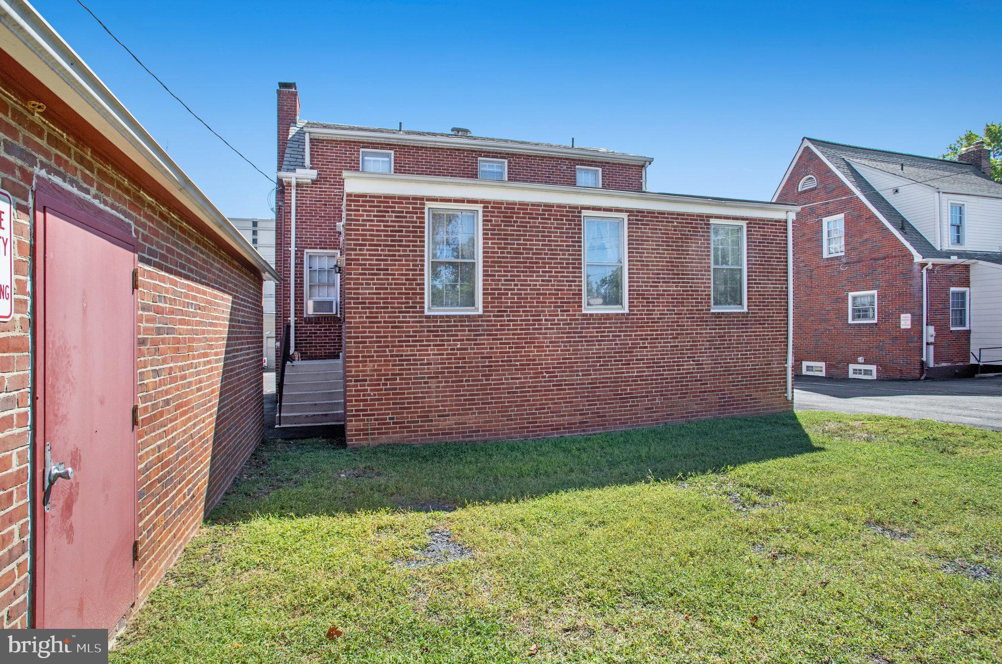 PENTAGON INDUSTRIAL CTR - Residential Lease