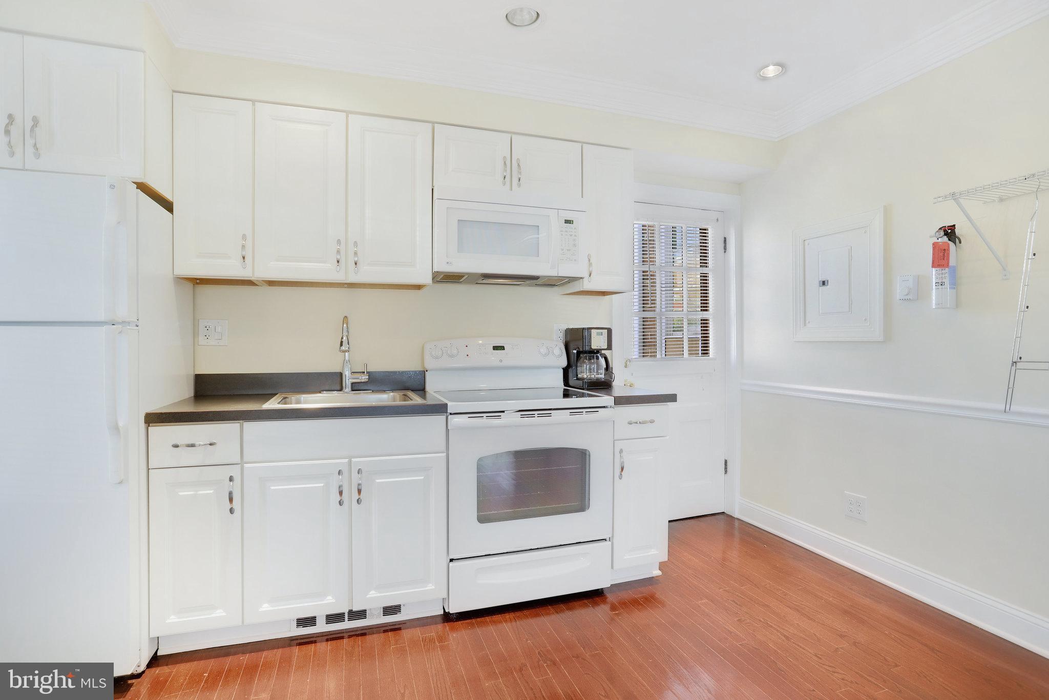 PENTAGON INDUSTRIAL CTR - Residential Lease