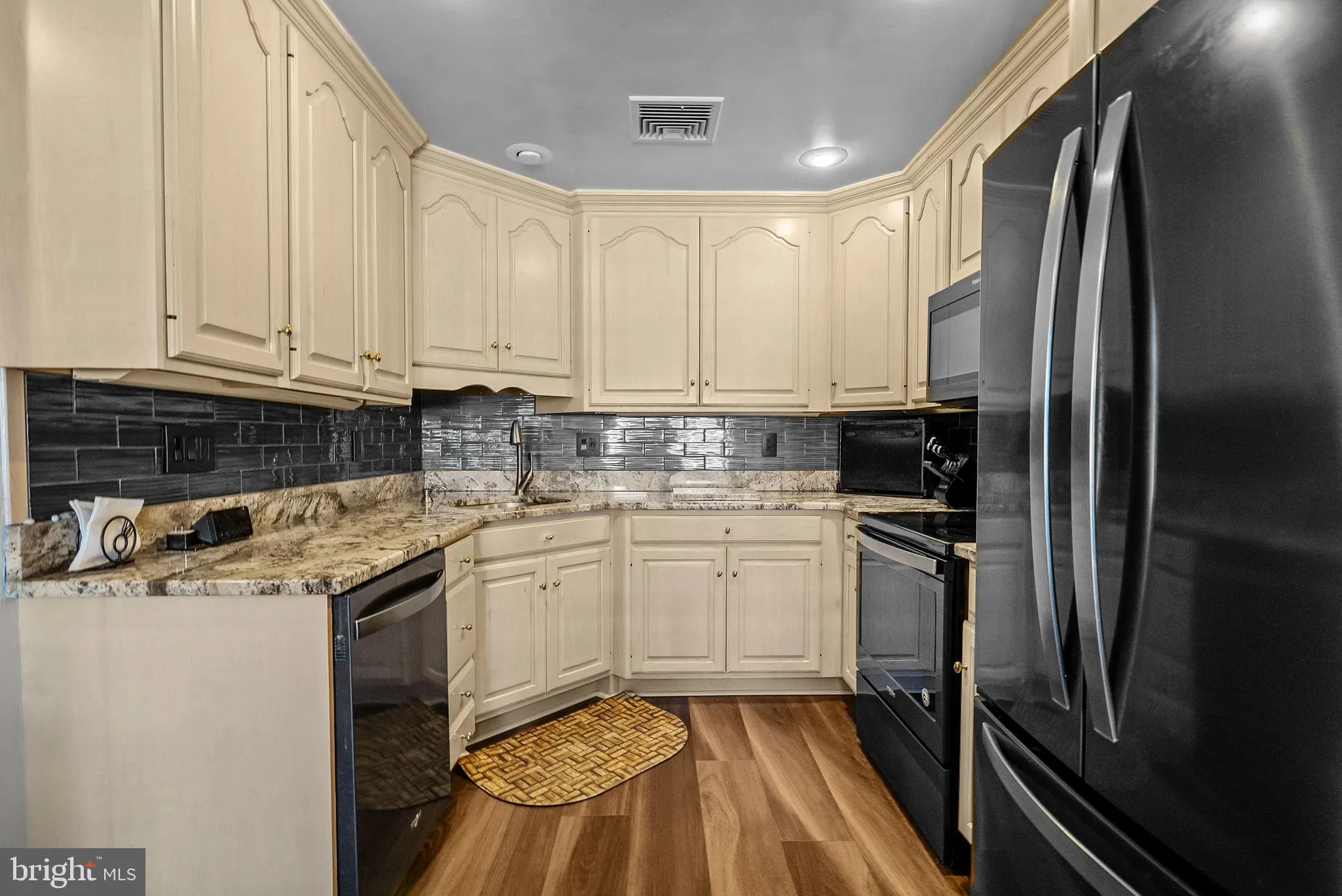 Philadelphia, Pennsylvania 19116, United States, 3 Bedrooms Bedrooms, ,3 BathroomsBathrooms,Residential,Pending,91109