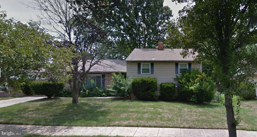 Investor Listing.  Split-Level in Kettering. 4 Levels, 4 Bedrooms, and 2 Full Baths.  Walk-out Basement, 2 Bonus Rooms in the 2nd Lower Level. Combo Kitchen and Dining Room.  Sold As Is