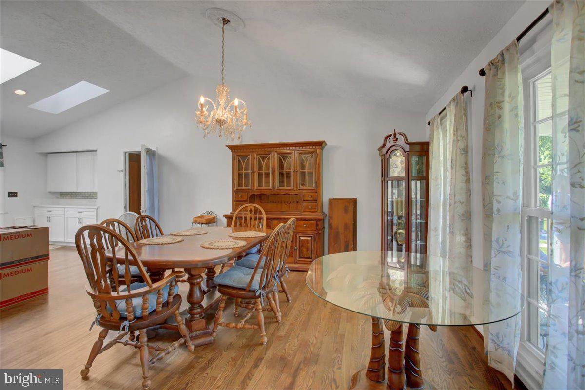 1163 KINGS COURT