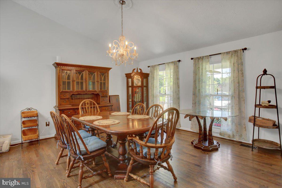 1163 KINGS COURT