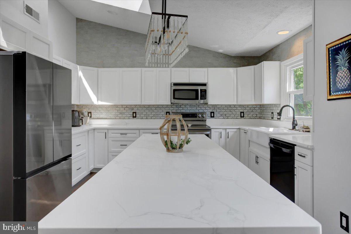 1163 KINGS COURT